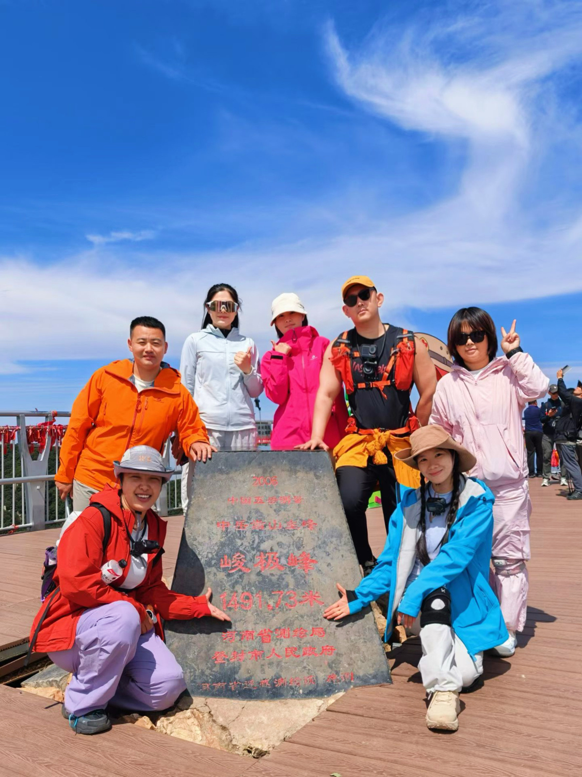 王先生遇到登山的朋友(当事人供图)