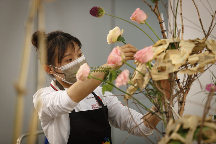 2022年10月23日，在2022年世界技能大赛特别赛芬兰赛区比赛现场，选手参加花艺项目比赛。新华社发（卡勒&middot;帕尔基宁摄）