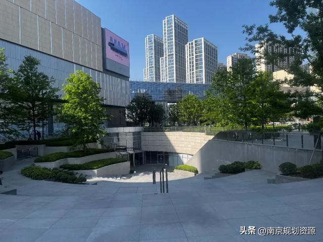 地铁10号出入口与地块下沉广场结合建设