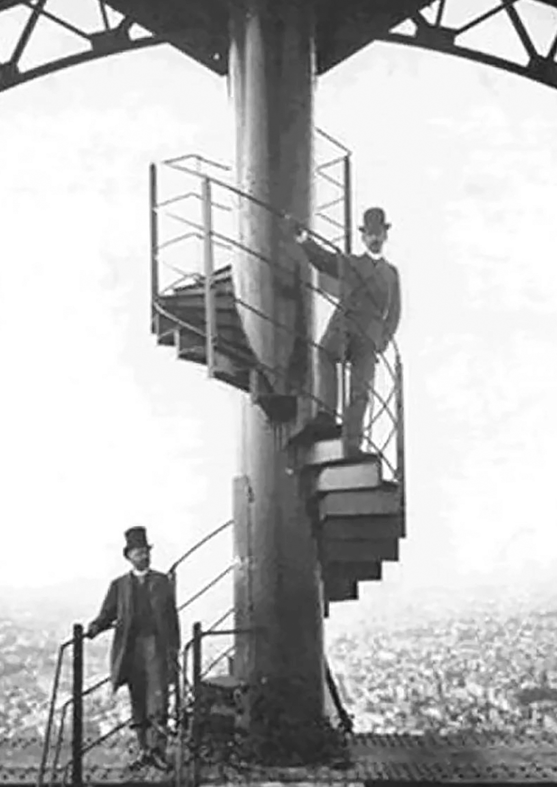 埃菲尔铁塔设计者埃菲尔（左）在楼梯上，图片摄于1889年。