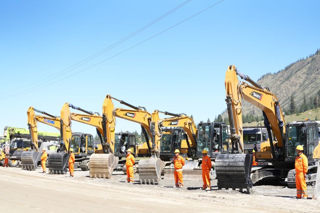 2025年8月27日，巴尔斯科恩－别迭里公路项目开工仪式在吉尔吉斯斯坦伊塞克湖州巴尔斯科恩村举行。新华社记者 江宥林 摄