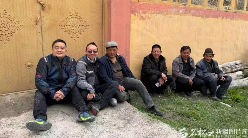 今年6月18日清晨,深圳摩友李凌峰(左一)、余传仁(左二)与阿伍提·亚森(左三)、麦麦提萨伍提·亚森(右二)等合影留念。图片由受访者提供