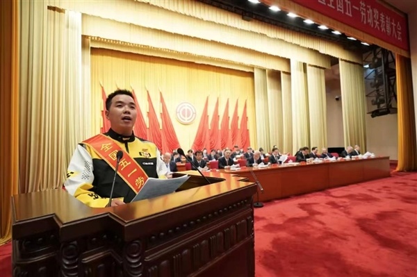 好意思团多名骑手获寰球五一作事奖：小哥代表在东说念主民大礼堂发言