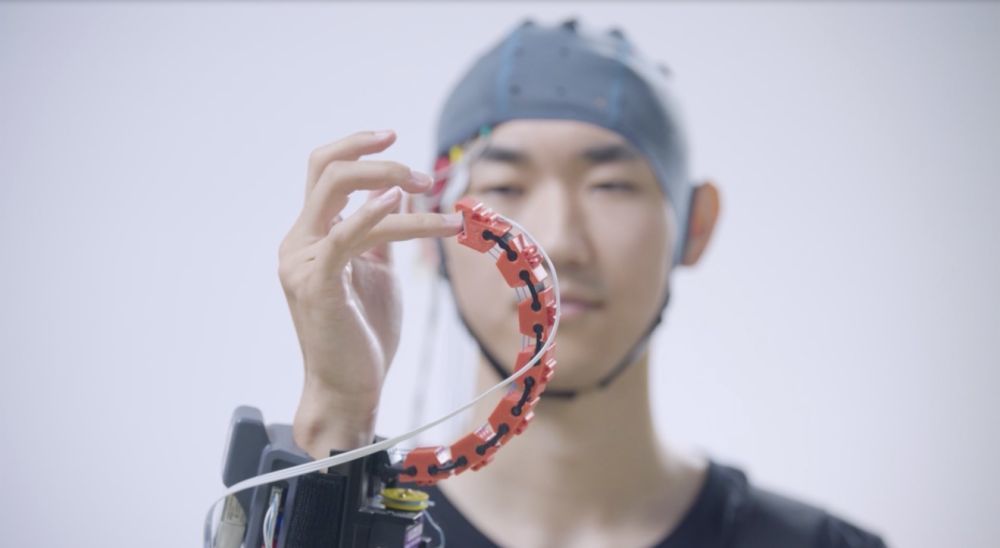 天津大学脑机海河实验室团队研发的无创脑机接口康复系统“神工—灵犀指”。（受访者供图）