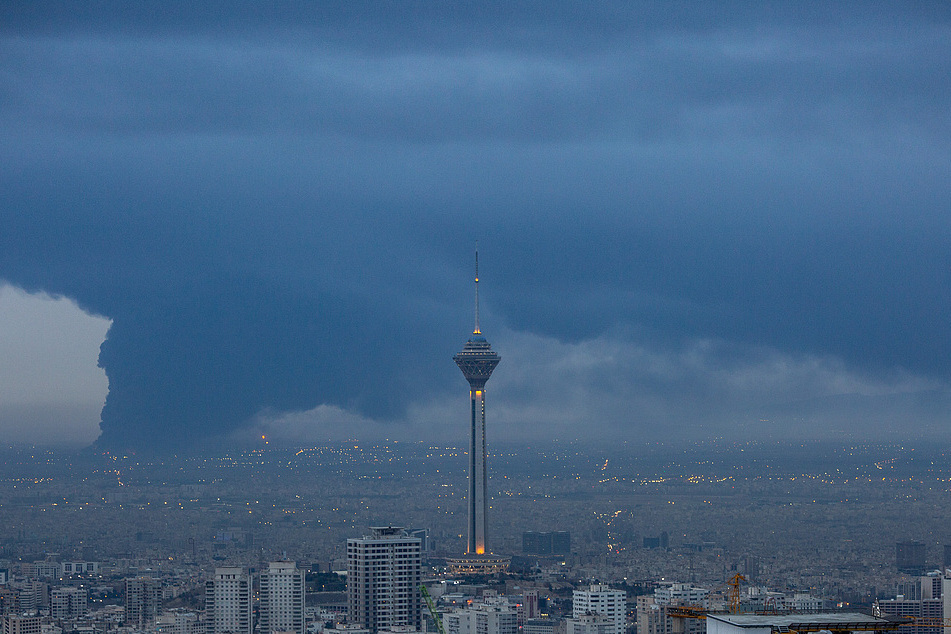 △当地时日,伊朗德黑兰遭袭,城市上空浓烟滚滚