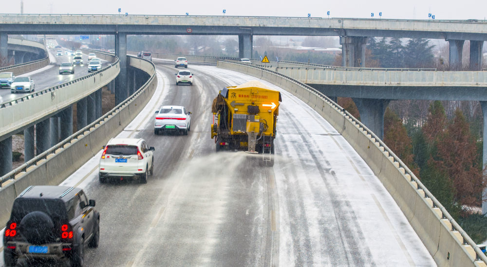 1月19日，在河南省洛阳市古王立交，市政集团车辆对道路进行撒布融雪剂作业（无人机照片）。新华社发（张怡熙摄）