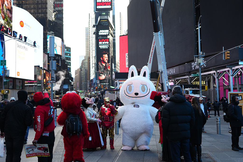 1月22日，一名“拉布布”扮演者现身美国纽约时报广场引起人们关注。“拉布布”是一款来自中国的潮玩，正在全球流行。（视觉中国）