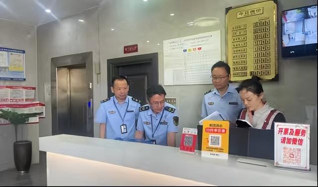 市场监管部门开展住宿价格检查(泉州市市场监管局供图)