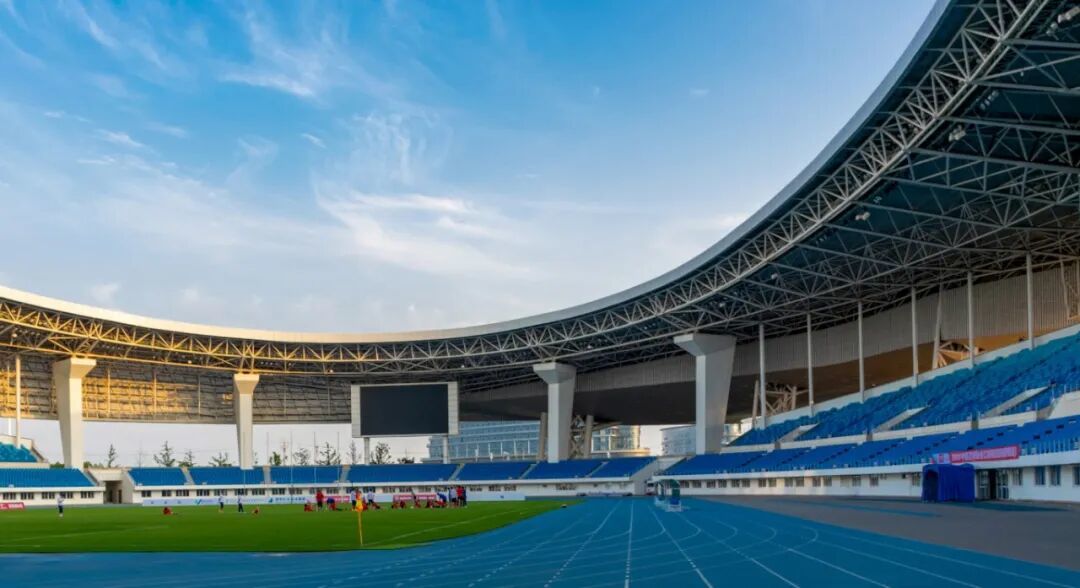 摄图网_701536941_现代化大型体育场开阔全景_(企业商用).jpg