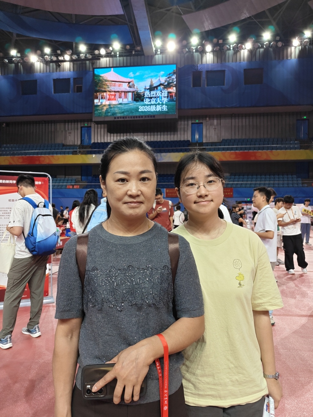 郑妍(右)与母亲在北京大学新生报到现场。澎湃新闻记者 程婷 摄