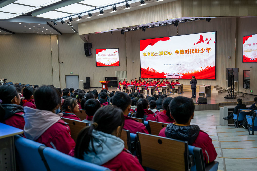 红安县实验小学正在上思政示范课。新华社记者 肖艺九 摄