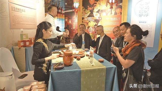 现场嘉宾欣赏茶艺表演,品尝潮州工夫茶。