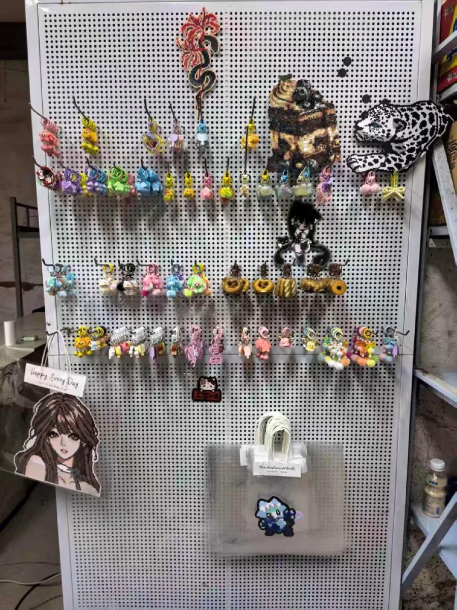（店内展示着卢先生儿女制作的拼豆作品）