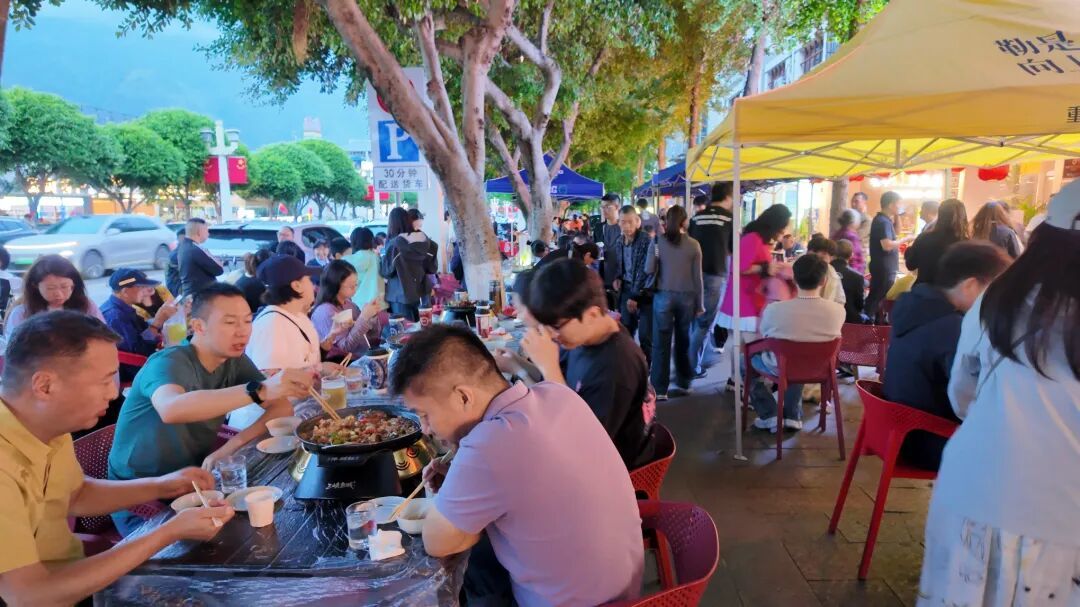 烤鱼店座无虚席.jpg