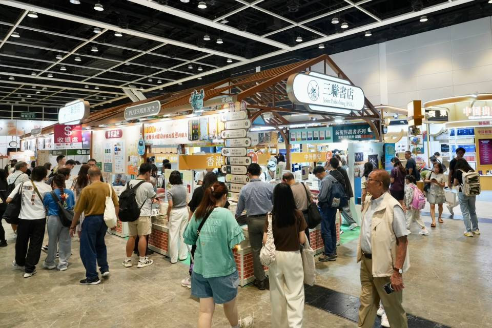 香港书展-最后一日书商减价促销-有书迷赶场-执平货