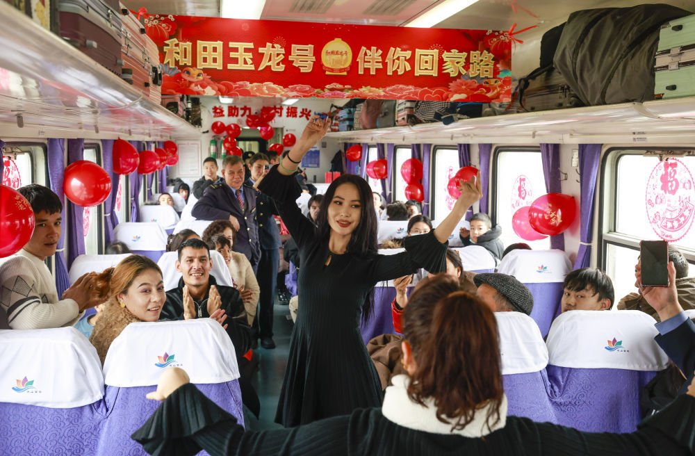 在7557次列车上，旅客随音乐跳起麦西来甫（2025年1月2日摄）。