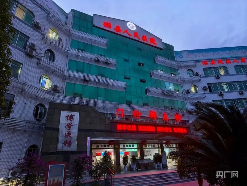 部分受伤人员在珙县人民医院进行救治(央广网记者 昌思荣 摄)