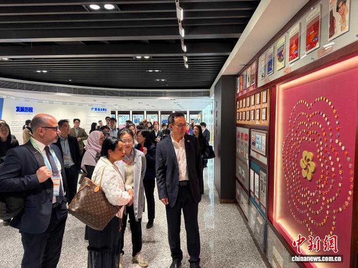 2月2日,广东广州,亚太经合组织(APEC)第一次高官会及相关会议参会代表参观广交会展馆。中新社记者 蔡敏婕 摄