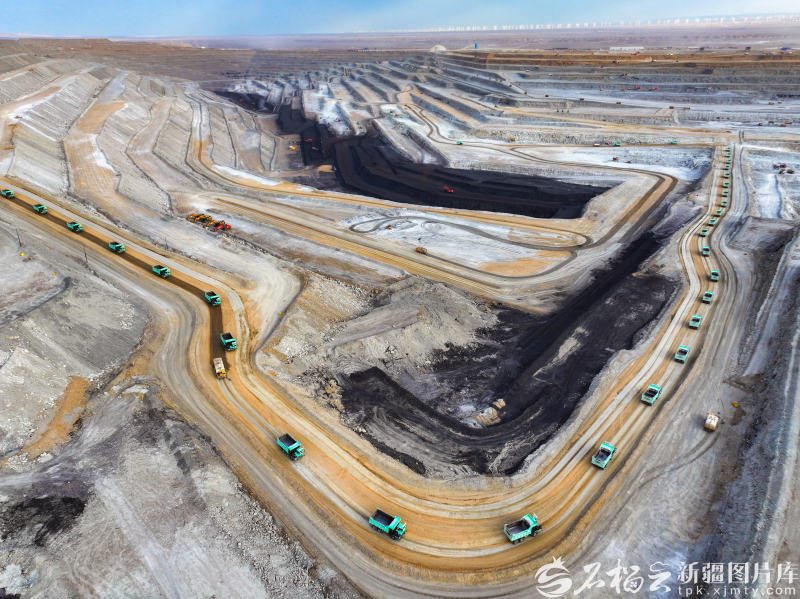 白石湖露天煤矿正开足马力生产。伊吾广汇矿业有限公司供图