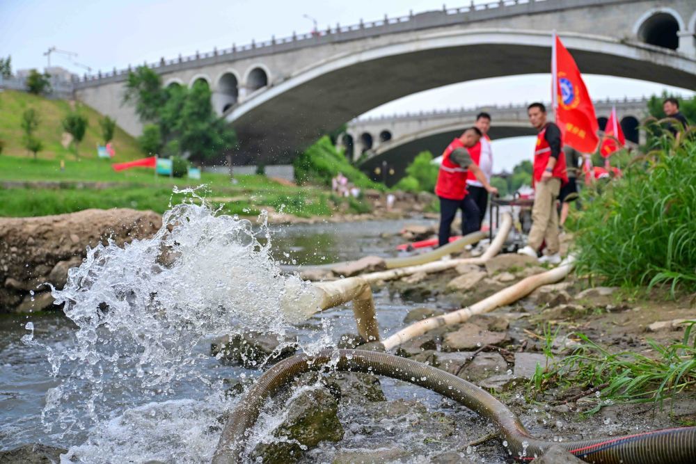 2026年7月2日,在河南省洛阳市瀍河回族区防汛应急综合演练中,参演人员开展抽排水作业。新华社发(李卫超摄)