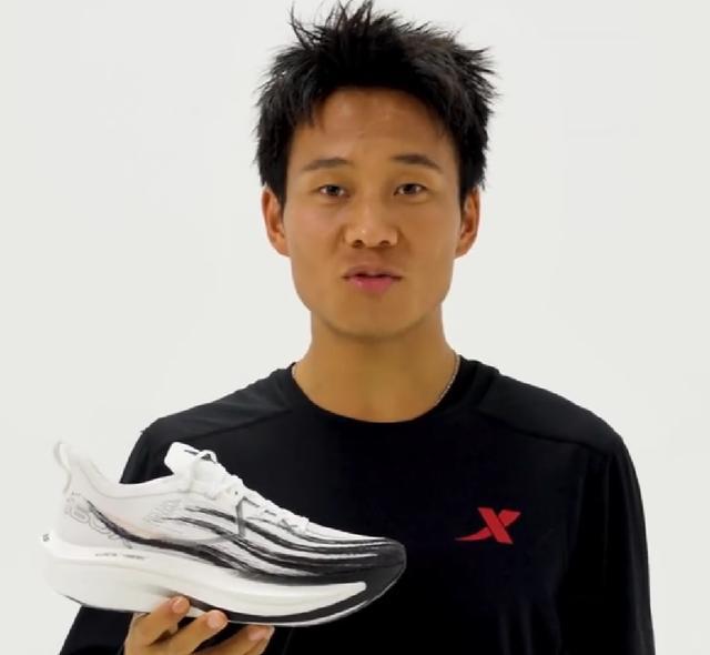 特步与全运会冠军何杰推出联名款跑鞋 图源:特步官方微博