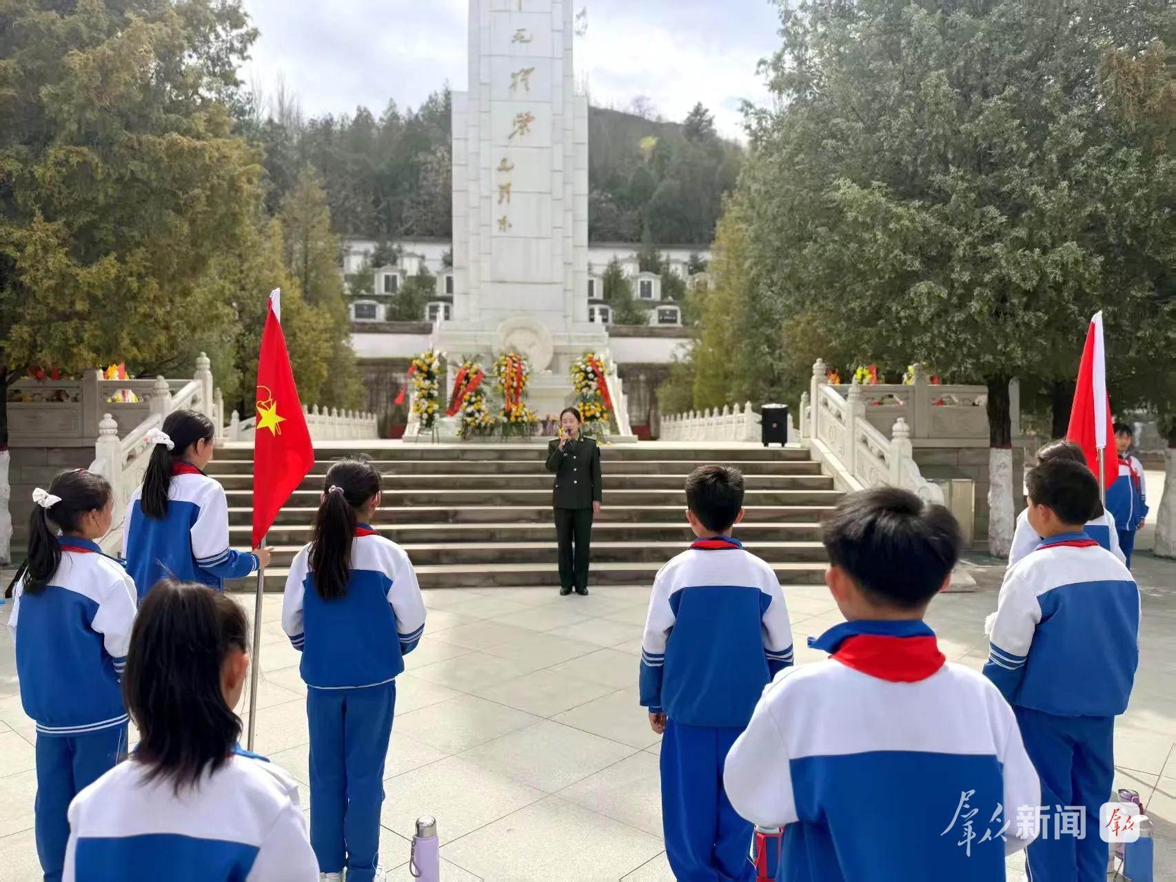 4月1日下午，杨家岭福州希望小学四年级学生在延安四八烈士陵园瞻仰烈士纪念碑，聆听英雄故事。