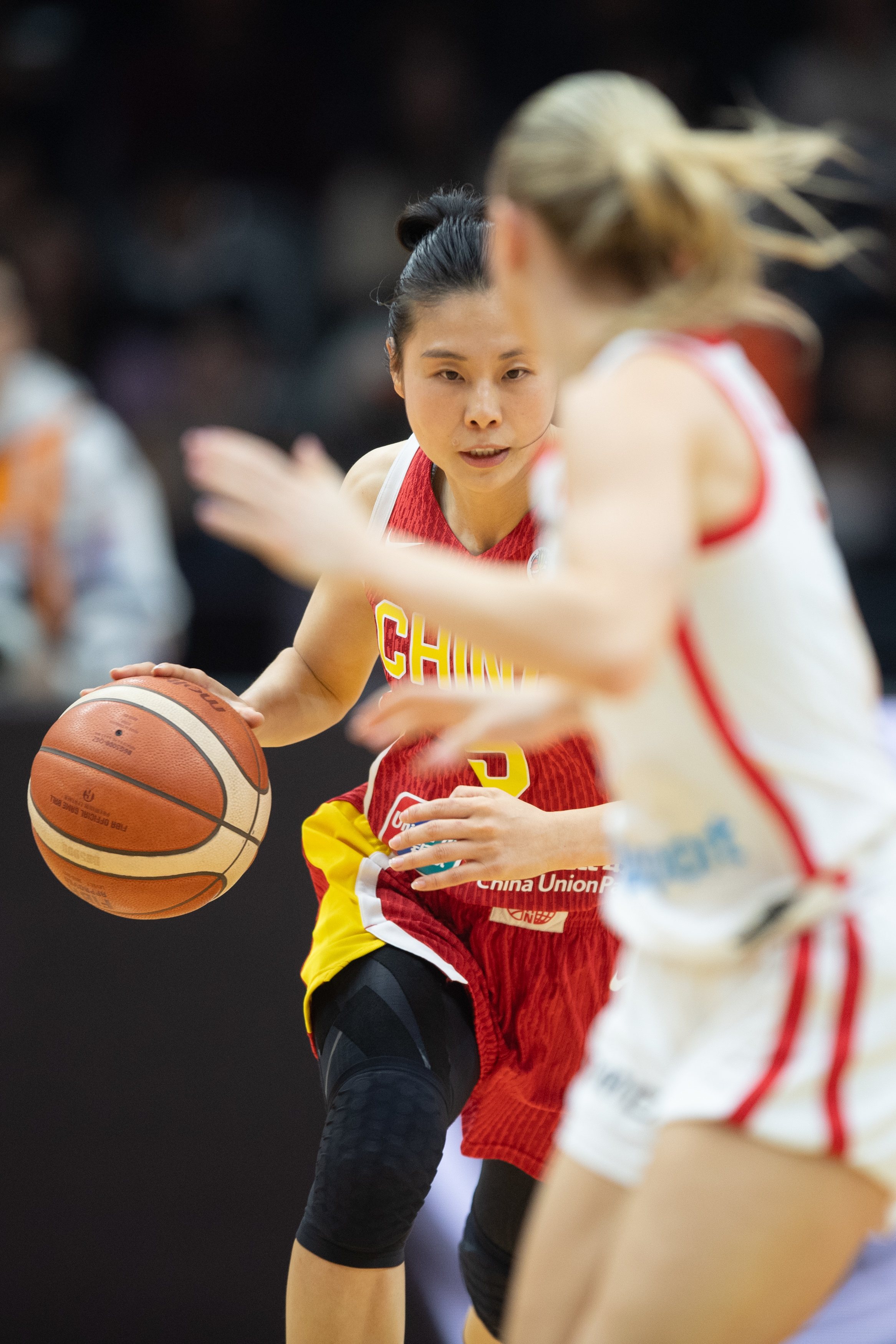 3月15日，中国队球员王思雨（左）在比赛中控球。新华社记者 肖艺九 摄