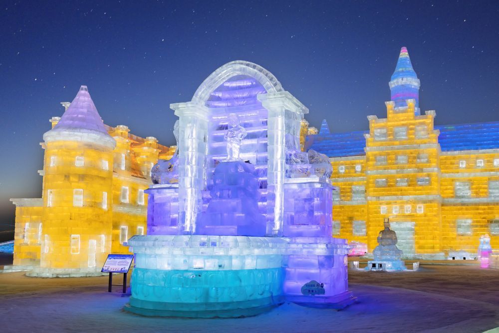 这是哈尔滨冰雪大世界园区内的比利时“小于廉”冰雕。(受访者供图)