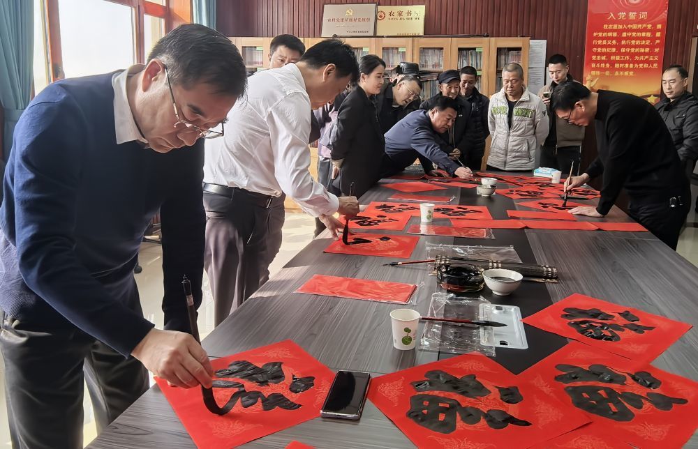 来自梨树县文联、县书法家协会的书法志愿者,现场挥毫泼墨,为村民送上春联和福字。新华社记者 宗巍 摄