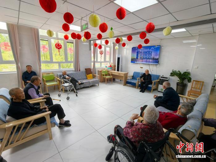 初春，奇台农场108社区的天颐疆耆养老院里，暖意融融。胡健 摄