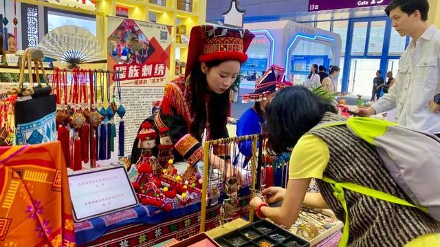 瑶族刺绣在文博会上大受欢迎。