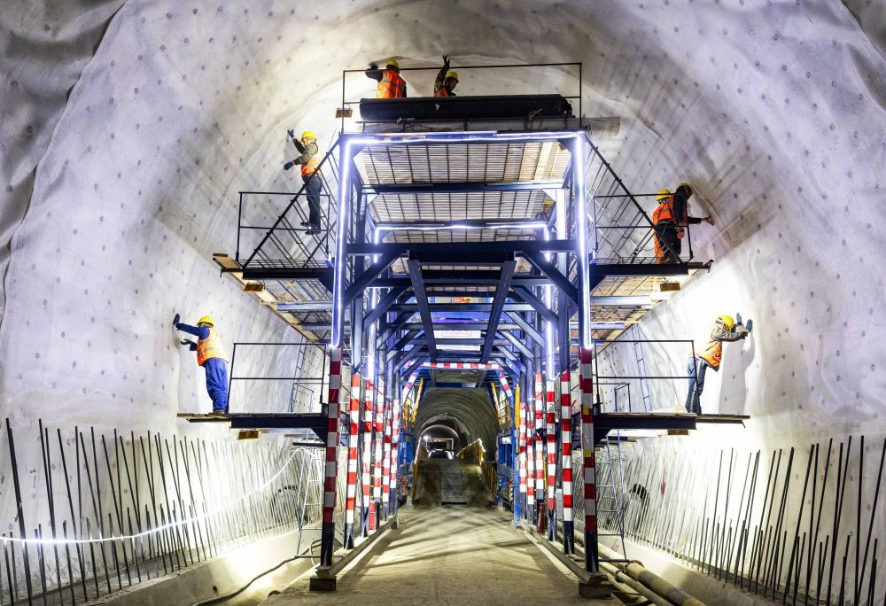 ↑中国建设工人在贾拉拉巴德隧道施工作业。