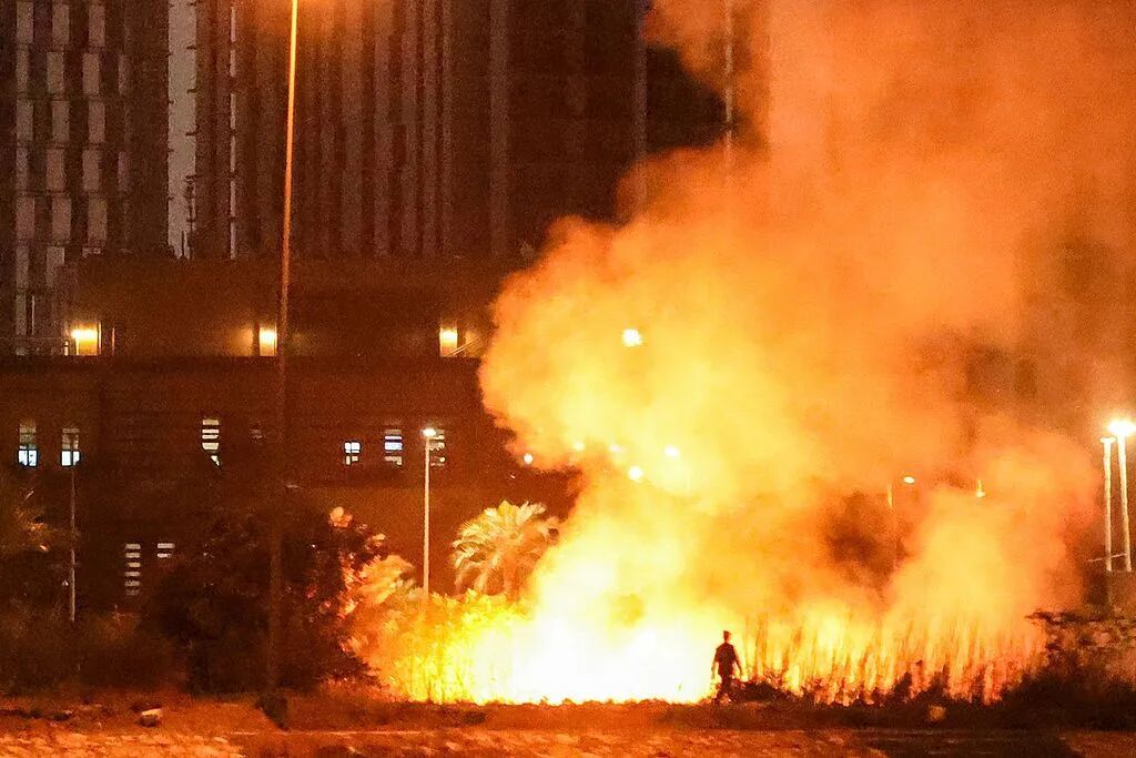 当地时间3月17日,美国驻伊拉克大使馆外起火。 图源:美国全国广播公司