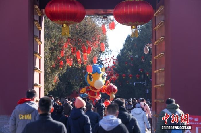 2月17日,北京,市民游客摩肩接踵逛庙会。中新社记者 贾天勇 摄