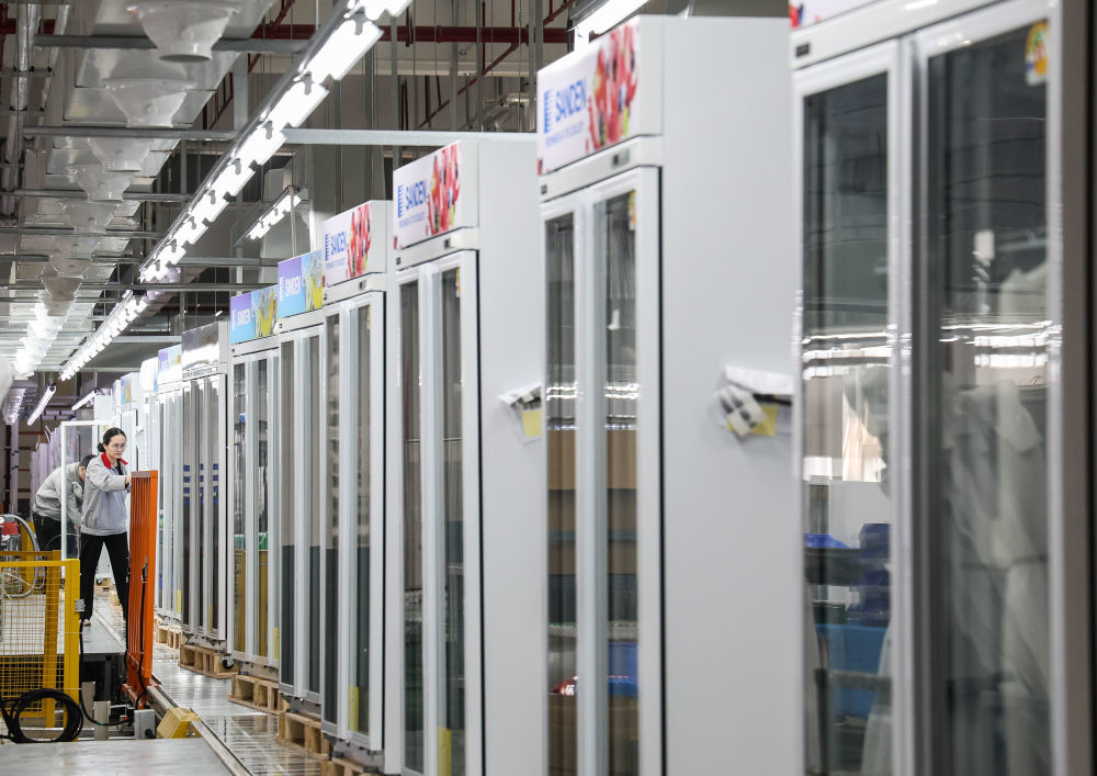这是在西科冷链广东江门制造基地的产线上，工人对一批出口海外的商用冷柜进行外观检查（2025年3月22日摄）。