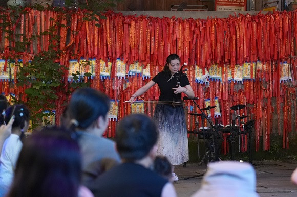 金刚碑温泉老村热闹非凡。共庆团圆佳节。 北碚区委宣传部供图 第1眼TV-华龙网发