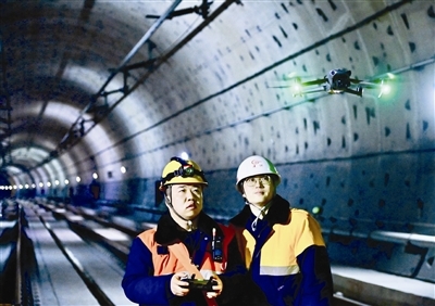 天津供电段工作人员利用无人机进行巡视