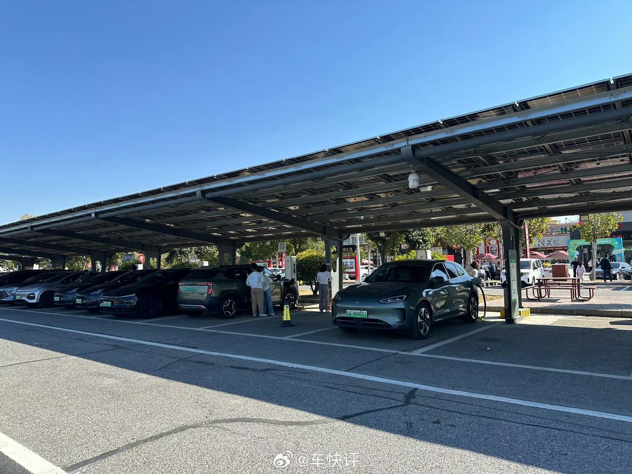 10月5日上午10:15分，京港澳高速安阳服务区北京方向充电桩数量还