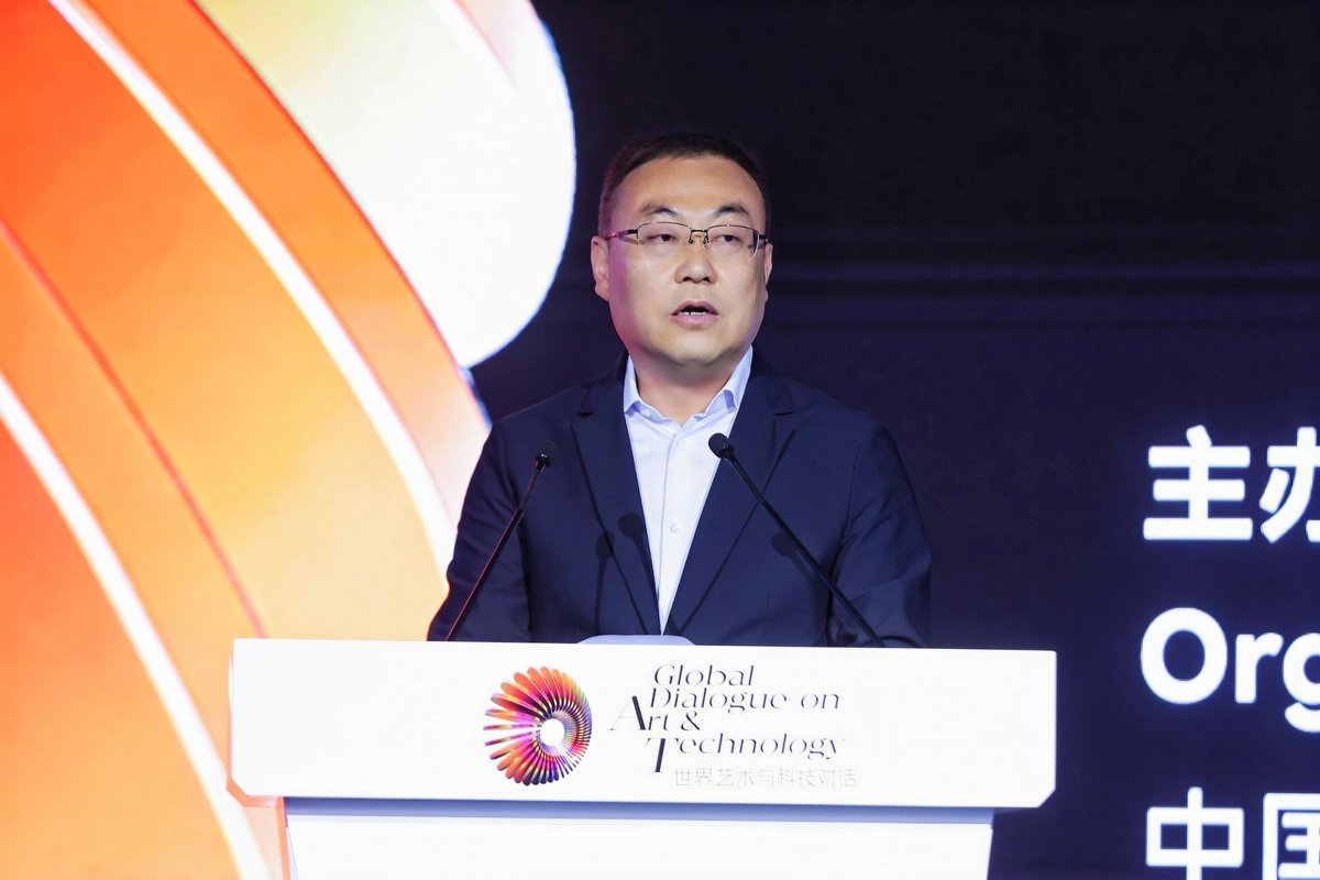 （图为陕西西凤酒厂集团有限公司党委秘书、董事长张正谢全国艺术与科技对话之夜上致辞）