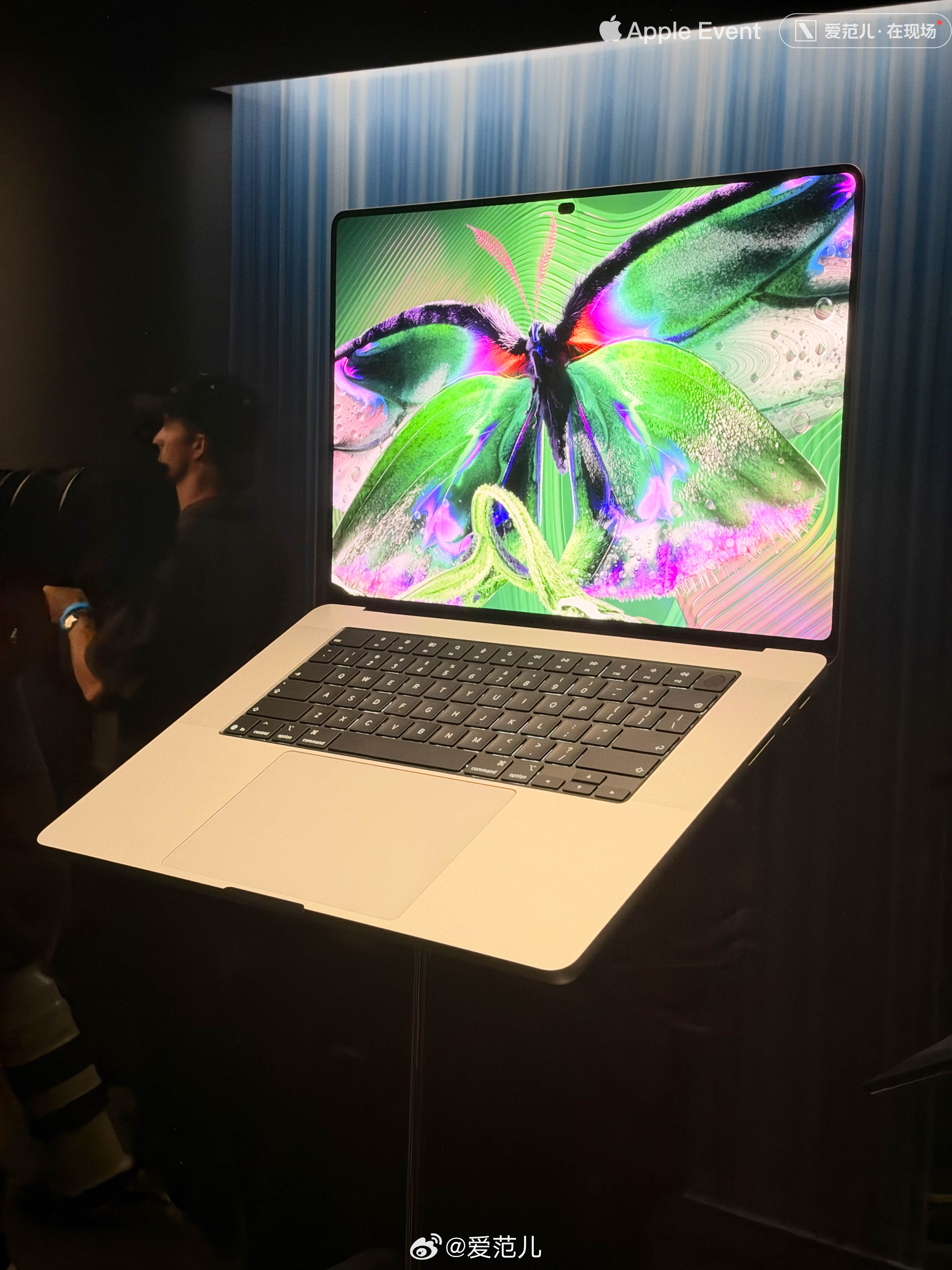 #爱范儿在现场#|【见证历史!触屏版 MacBook 正式亮相】 #
