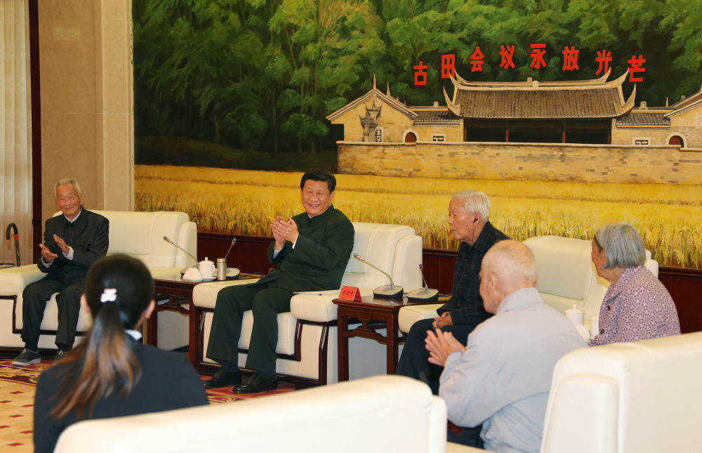 2014年10月,习近平总书记在福建古田接见老红军、军烈属和“五老”同志代表。新华社记者 李刚 摄