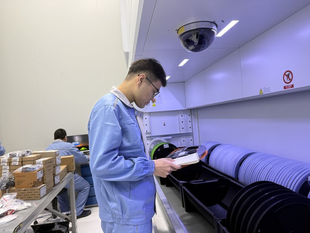 近日，在交控技术装备有限公司的智能生产车间内，工作人员正在核对出库物料。新华社记者 徐思钰 摄