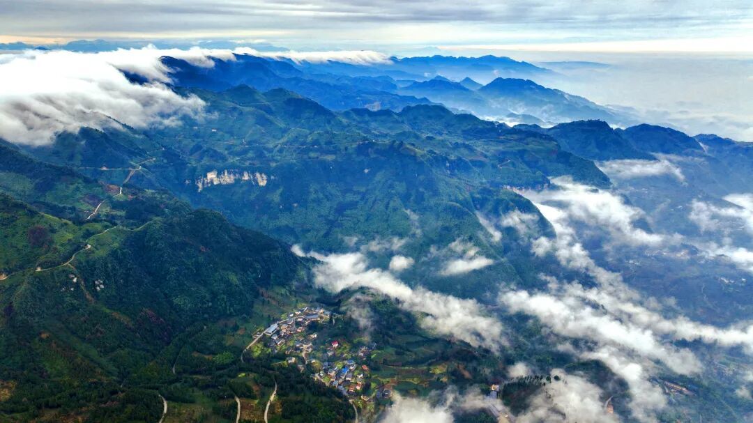 群峰叠翠 云海藏乡(神木山) 向乾刚.jpg