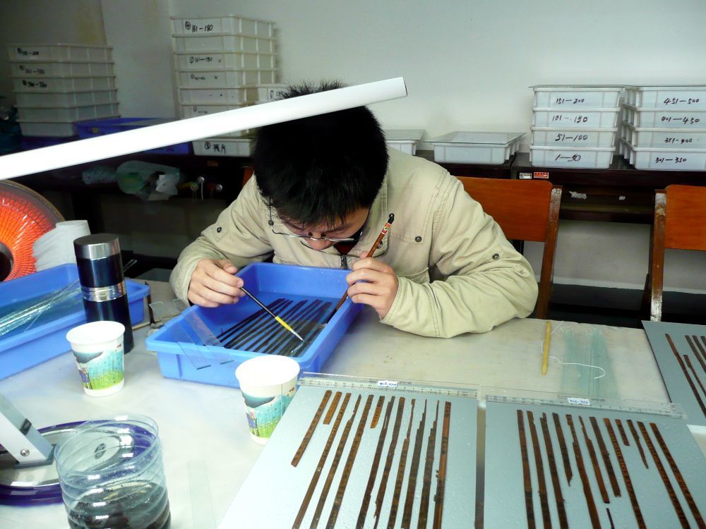 2008年1月,岳麓书院组织专家对入藏的竹简进行抢救性保护与整理(资料照片)。
