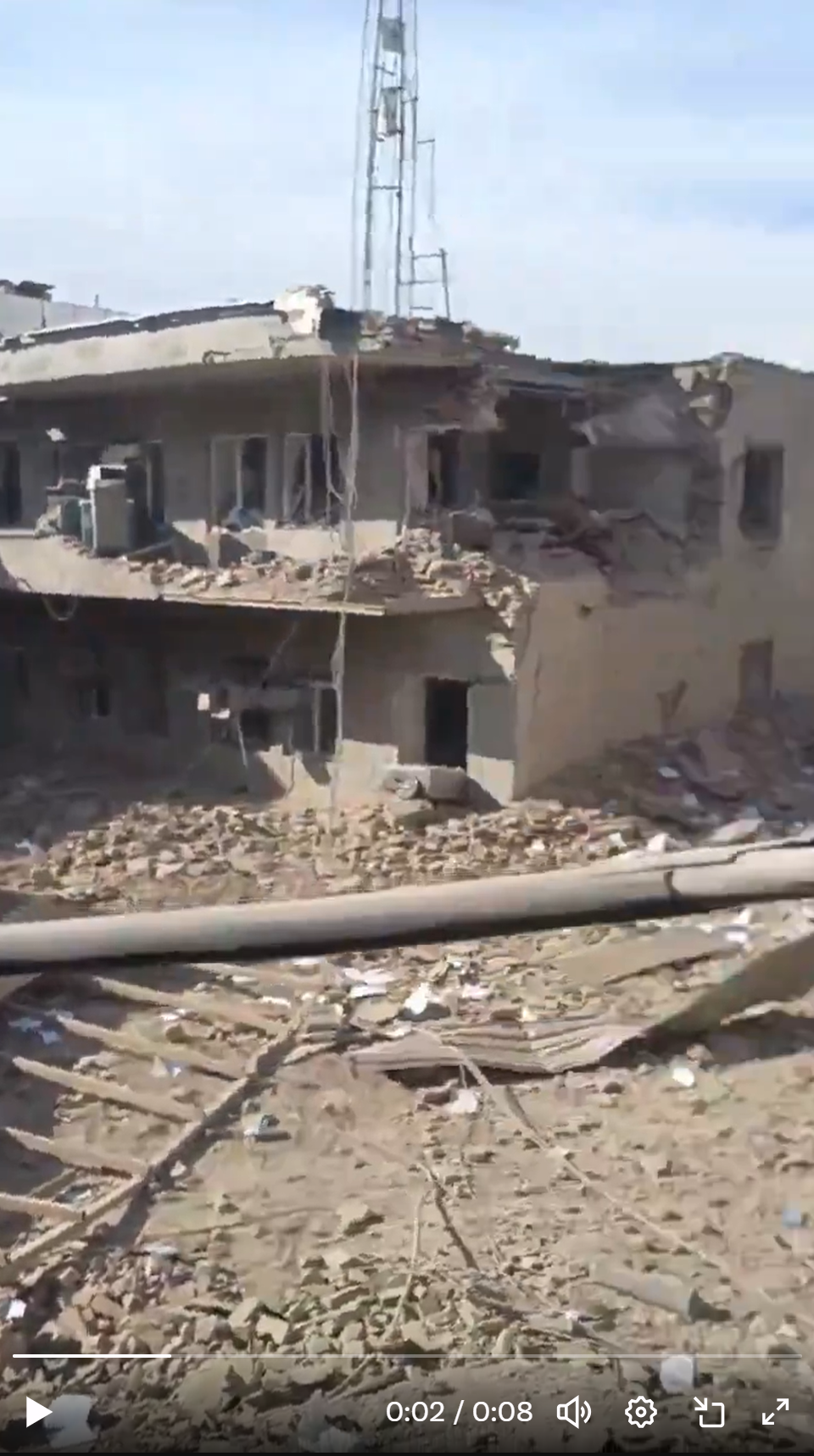 ◆伊朗伊斯兰革命卫队位于巴内市的基地遭到空袭后,二层楼建筑楼顶的通信天线犹在。