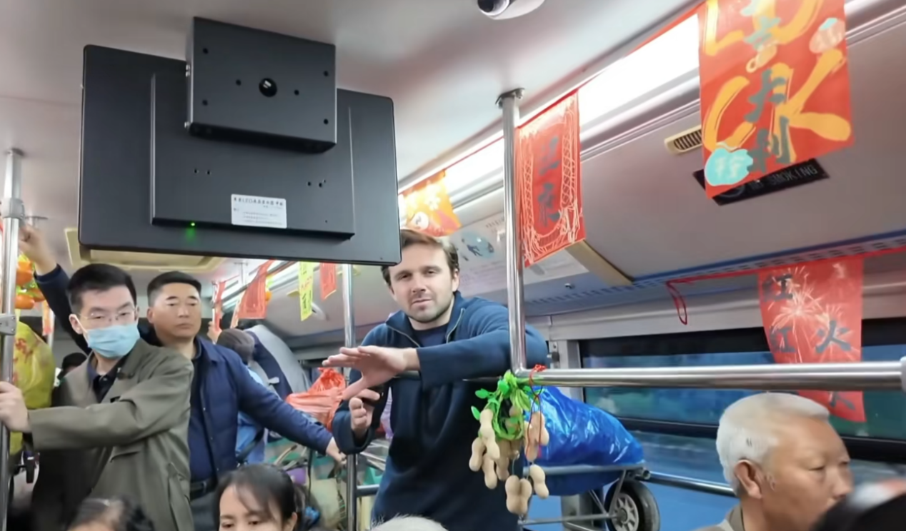 美国博主“Jackson Hinkle”凌晨与贵州村民同乘惠农专线