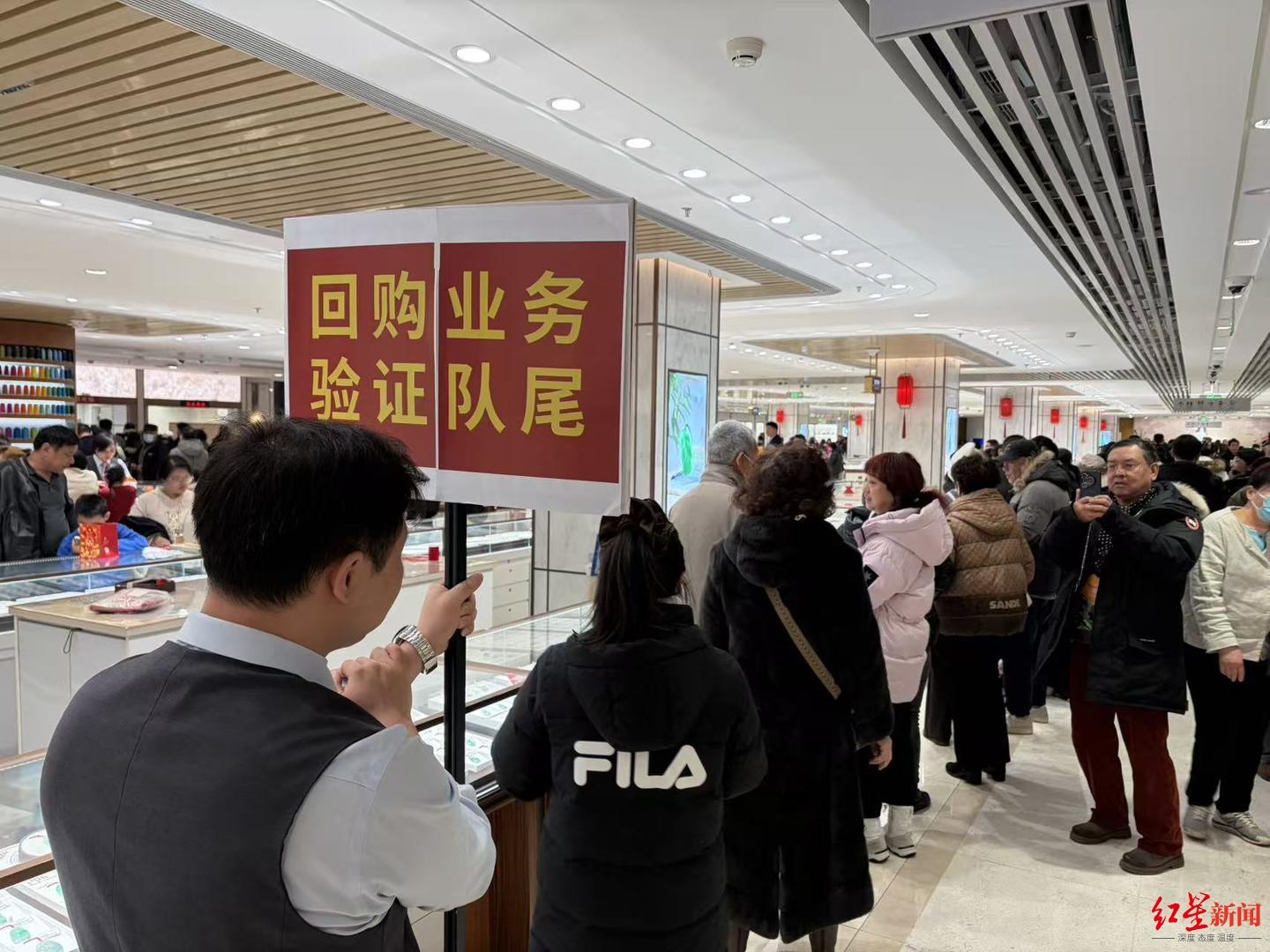 ▲工作人员表示,目前至少需要等待三个半小时