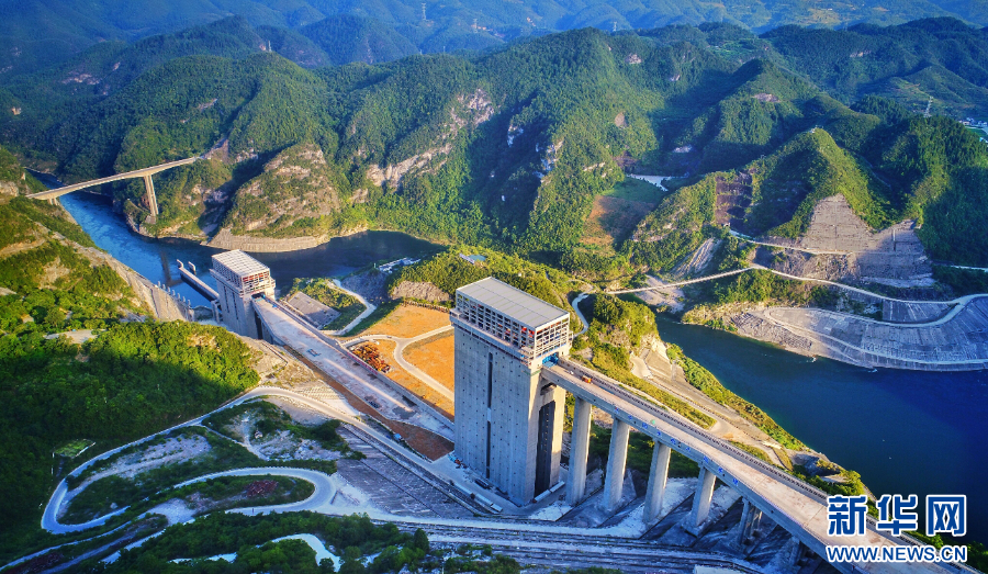 乌江是贵州融入“长江经济带”的出省水运主通道,图为构皮滩电站通航设施第二、三级升船机。 新华网 卢志佳 摄