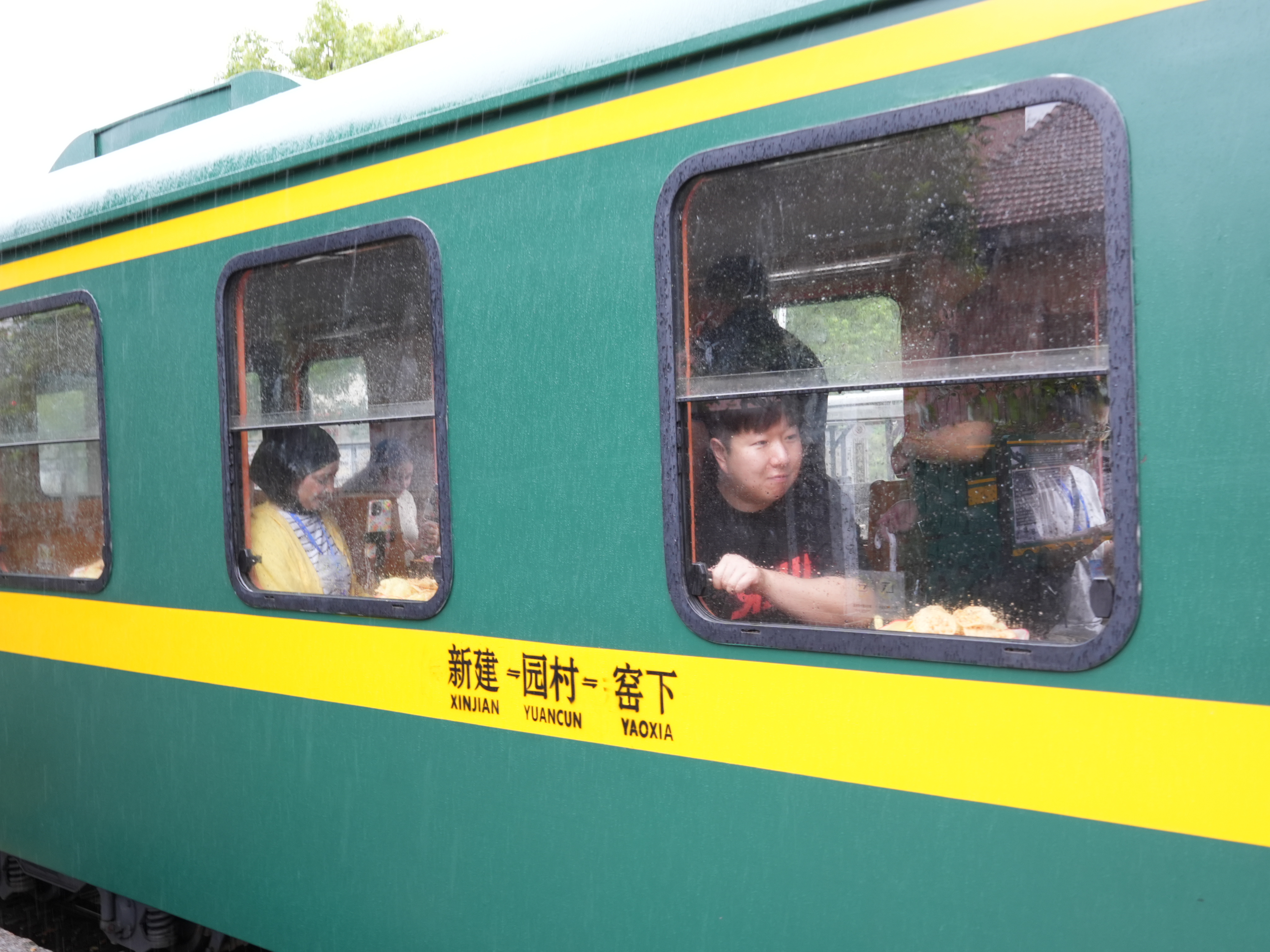 中外网红乘坐赣南森林小火车 摄影 彭声彬