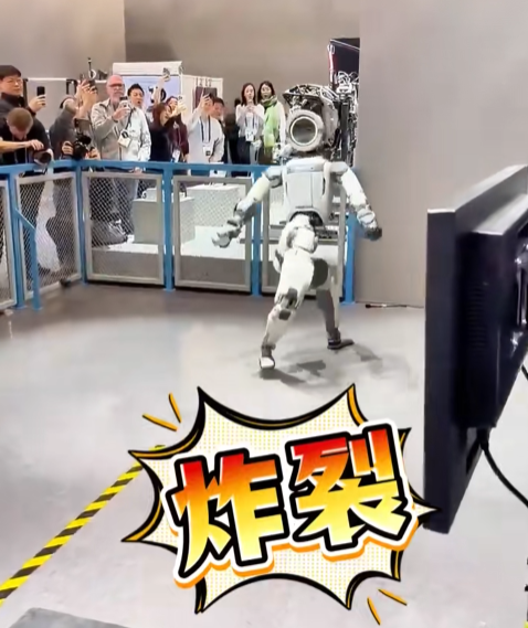 波士顿动力机器人CES大翻车:后空翻甩掉手、搬东西躺平在地